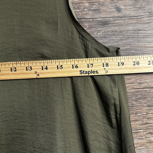 Simply Vera Vera Wang V-Neck Olive Tank Top - Picture 4 of 6